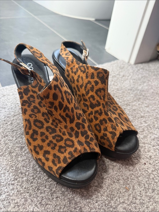 Cordani Shoes - Cordani Leopard Print Open-Toe Slingback Wedge Sandals - Brown/Black